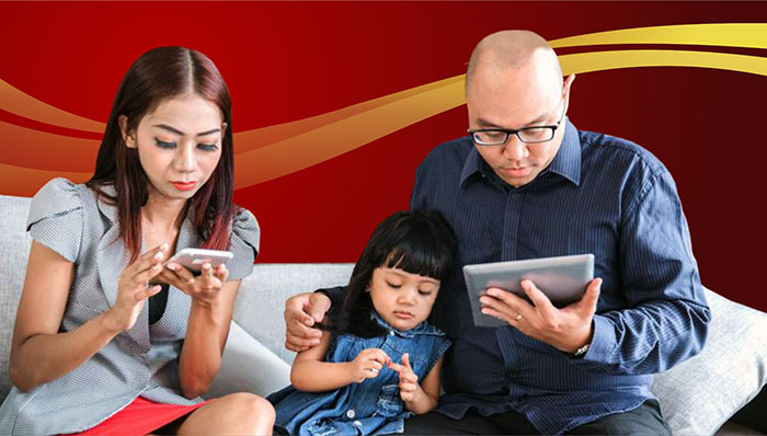 orang tua bermain gadget|